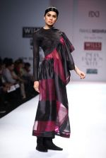 Model walks the ramp for Rahul Mishra at Wills Lifestyle India Fashion Week Autumn Winter 2012 Day 4 on 18th Feb 2012 (85).JPG